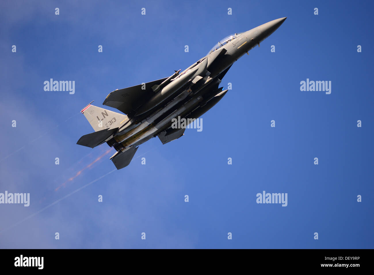 Eine F-15E Strike Eagle, zugeordnet der 494 Jagdstaffel fliegt über Bodø Main Air Station, Norwegen 23. September 2013. Etwa 30 Flugzeuge bereitgestellt von RAFs Lakenheath und Mildenhall, an mehreren Orten in Norwegen, zur Unterstützung der Arktis Chal Stockfoto