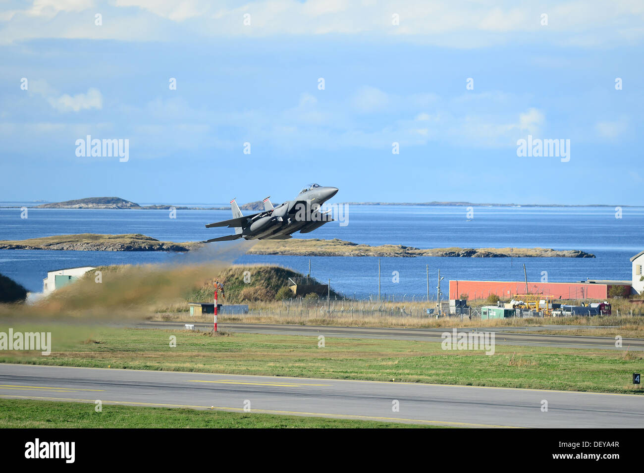 Eine F-15E Strike Eagle, zugeordnet der 494 Jagdstaffel zieht von Bodø Main Air Station, Norwegen 23. September 2013. Etwa 30 Flugzeuge bereitgestellt von RAFs Lakenheath und Mildenhall, an mehreren Orten in Norwegen, zur Unterstützung der Arktis-C Stockfoto