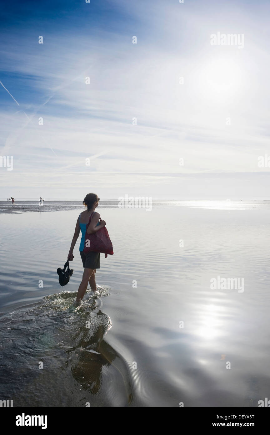 Junge Frau auf einem Wattenmeer Wandern tour, Wyk auf Föhr, Föhr Insel, Nordfriesland, Schleswig-Holstein Stockfoto