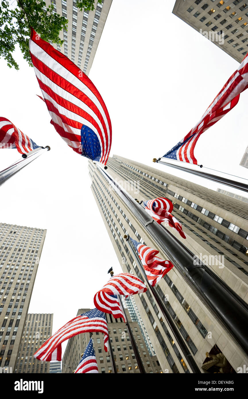Das Rockefeller Center mit amerikanischen Flaggen, Wurm es – Vogelperspektive, Manhattan, New York, USA Stockfoto