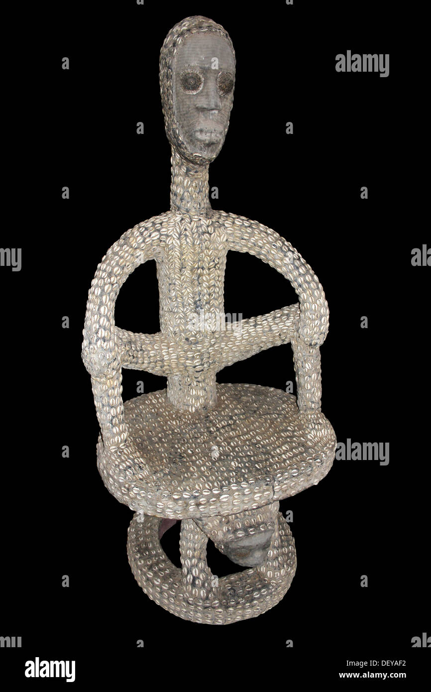 Stuhl, verziert mit Kaurimuscheln, Westafrika Stockfoto