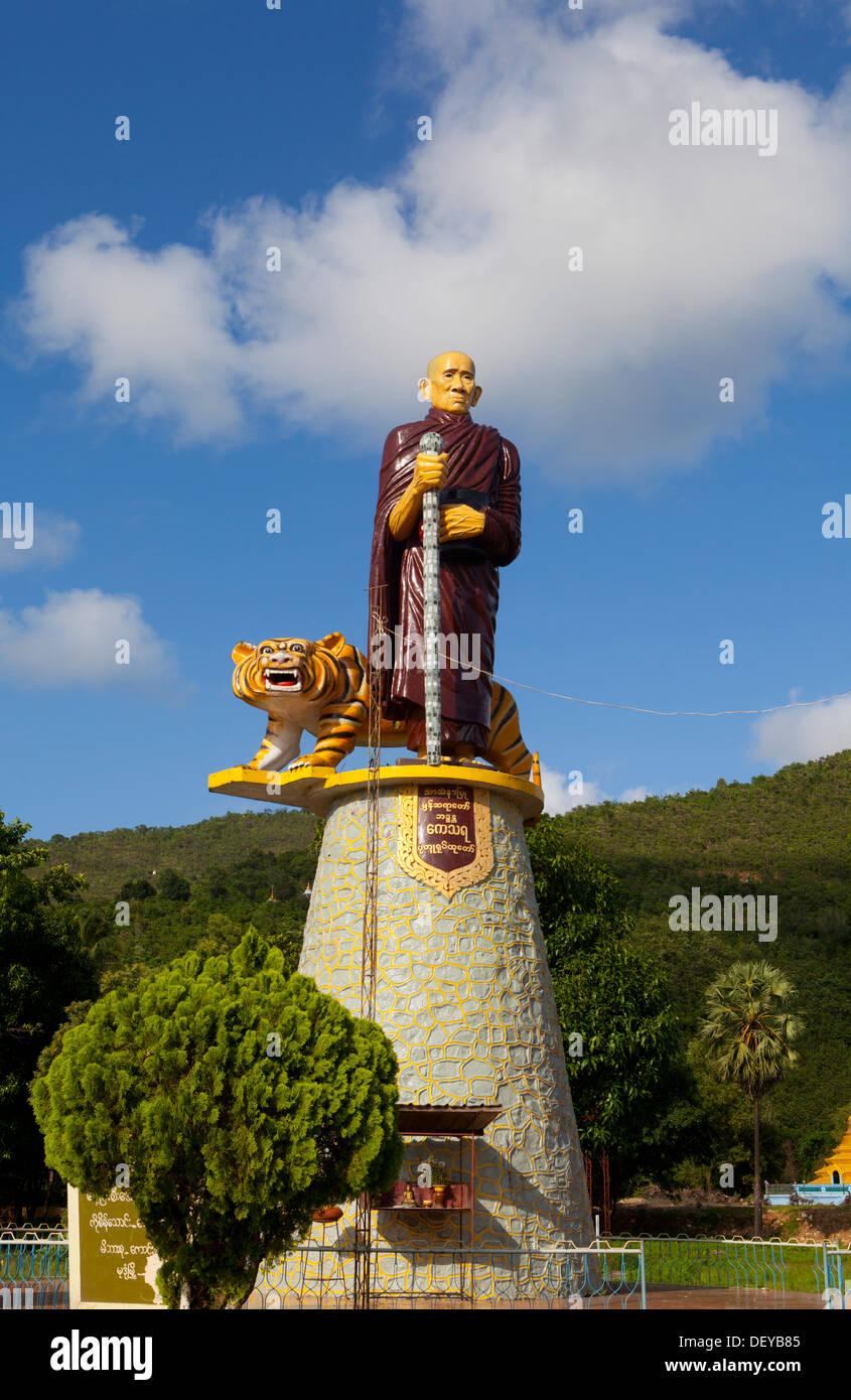 Eine Buddha-Figuren mit einem Tiger zu gewinnen Sein Taw Ya, 560 Fuße liegende Buddha in Yadana Tauang Burma. Eines der größten buddha Stockfoto