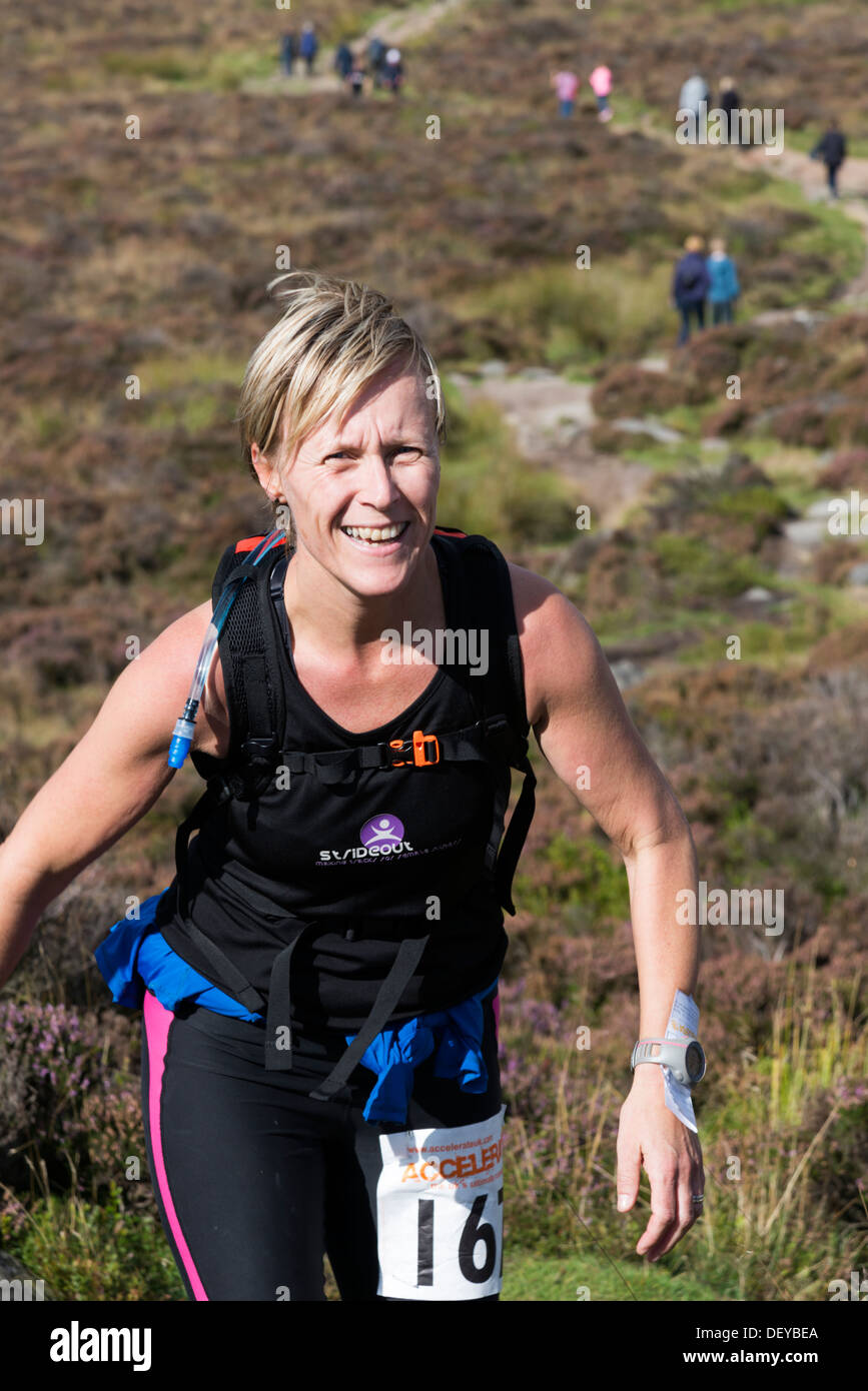 Frau Frauen Lächeln Sport Läufer in den Peak District Derbyshire 20 Meile off Road-Rennen für einen guten Zweck Stockfoto