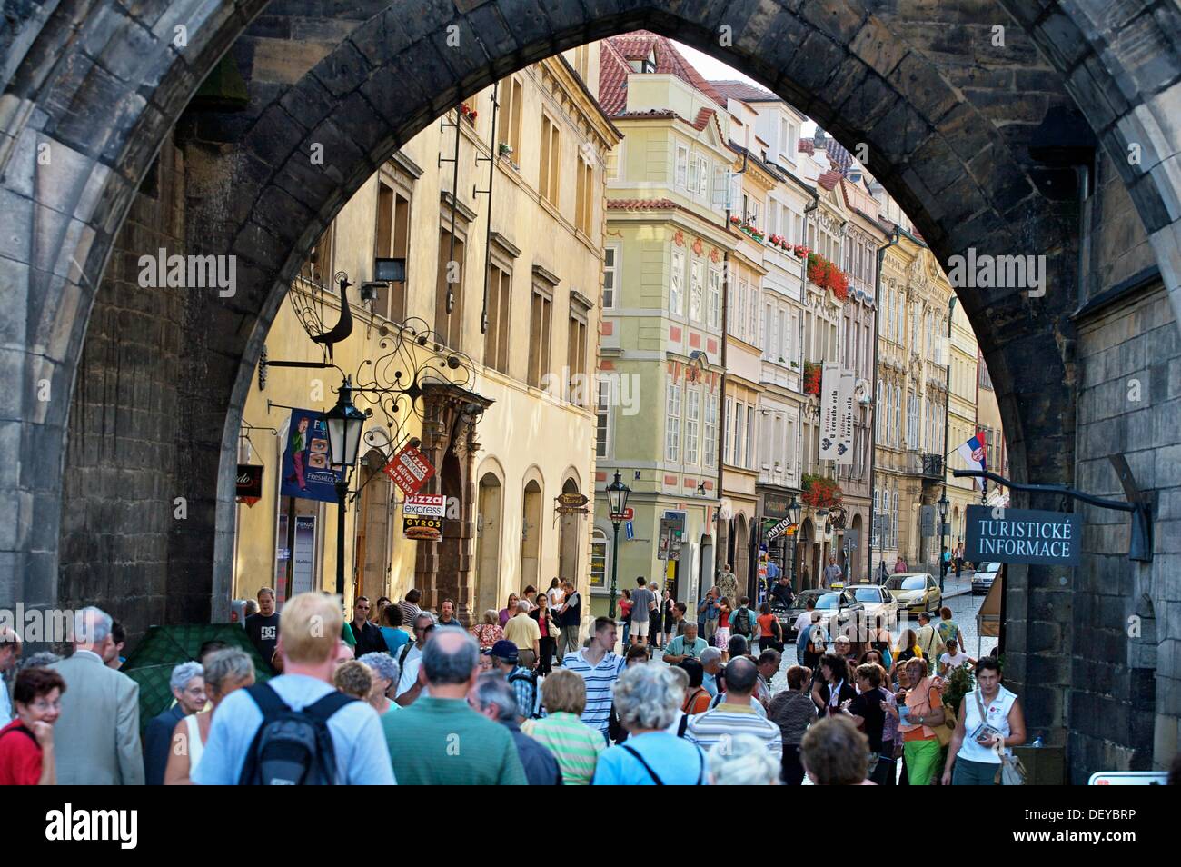 Bogen Sie an König Charles IV Bridge, Moldau, Prag, Tschechische Republik Stockfoto