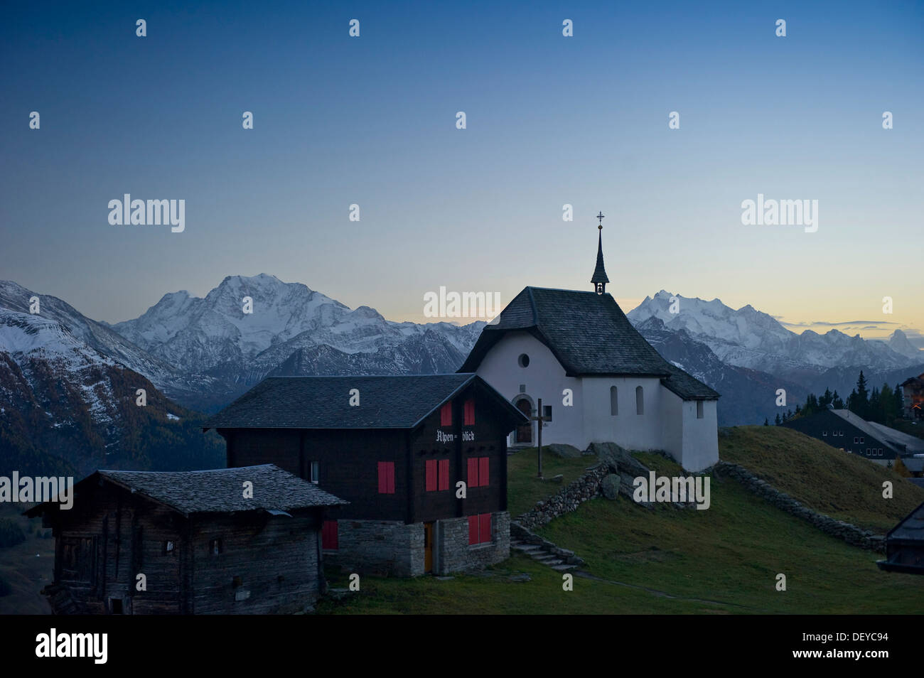 Bettmeralp Dorf und die Walliser Alpen oder Walliser Alpen, Wallis, Schweiz, Europa Stockfoto