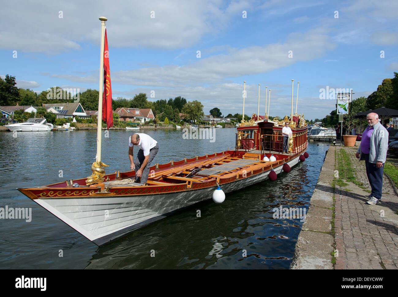 Die Königin Rowbarge - Gloriana - auf der Themse am Walton on Thames, Surrey. Stockfoto