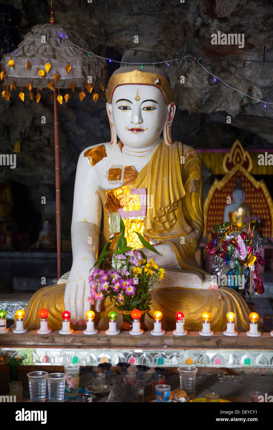Buddha-Statuen in der Kaw Ka Thawng Höhle, außerhalb der Hpa-An, Burma. Stockfoto