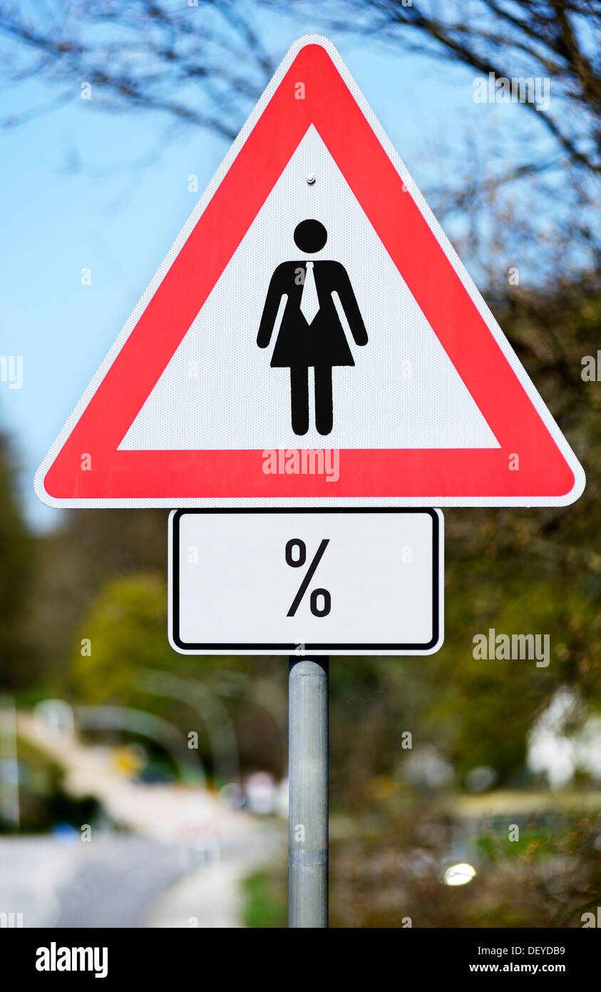 Straßenschild mit Frauen Piktogramm und Prozent-Zeichen, Frauen Rate, Fotomontage, Verkehrsschild Mit Frauenpiktogramm Und Prozent Stockfoto