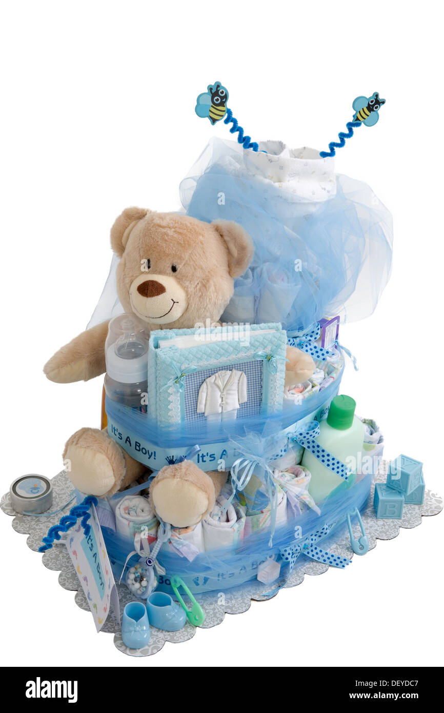 Isolierte Baby Windeltorte mit verschiedenen Produkten für die werdende Familie anwesend. Es wird festgelegt, mit blauen Farben, die für einen jungen Stockfoto