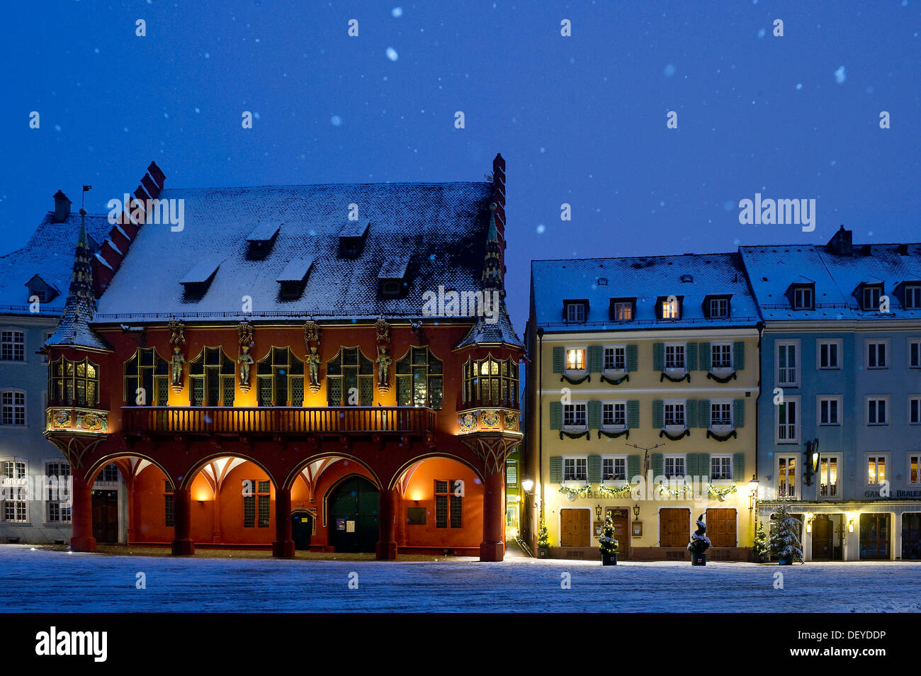 Historisches Kaufhaus in tief verschneiten Muensterplatz Square bei Nacht, Freiburg, Schwarzwald, Baden-Württemberg Stockfoto