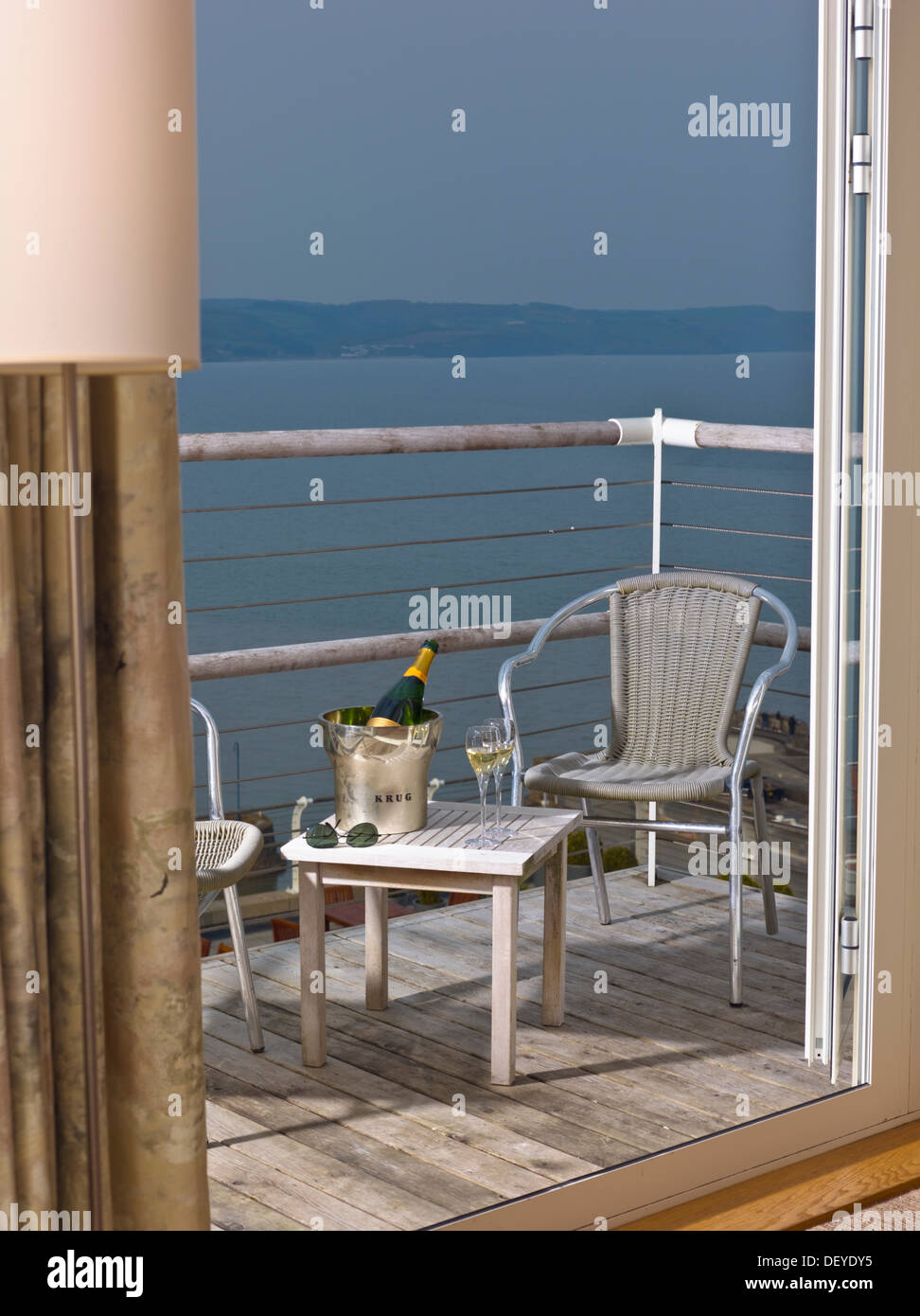 Champagner und Gläser im St.Brides Spa Hotel, Saundersfoot, Pembrokeshire, Wales, UK Stockfoto