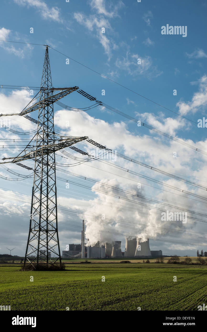 Stromleitungen und Neurath Braunkohle befeuerten Kraftwerks, Grevenbroich, Rheinland, Nordrhein-Westfalen, Deutschland Stockfoto