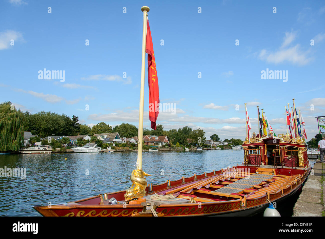 Die Königin Rowbarge - Gloriana - auf der Themse am Walton on Thames, Surrey. Stockfoto