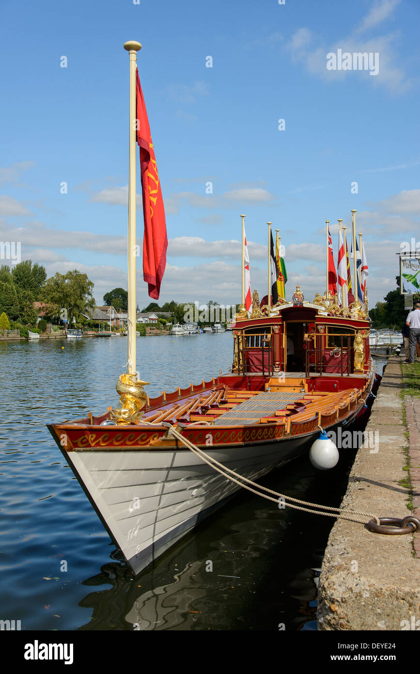 Die Königin Rowbarge - Gloriana - auf der Themse am Walton on Thames, Surrey. Stockfoto