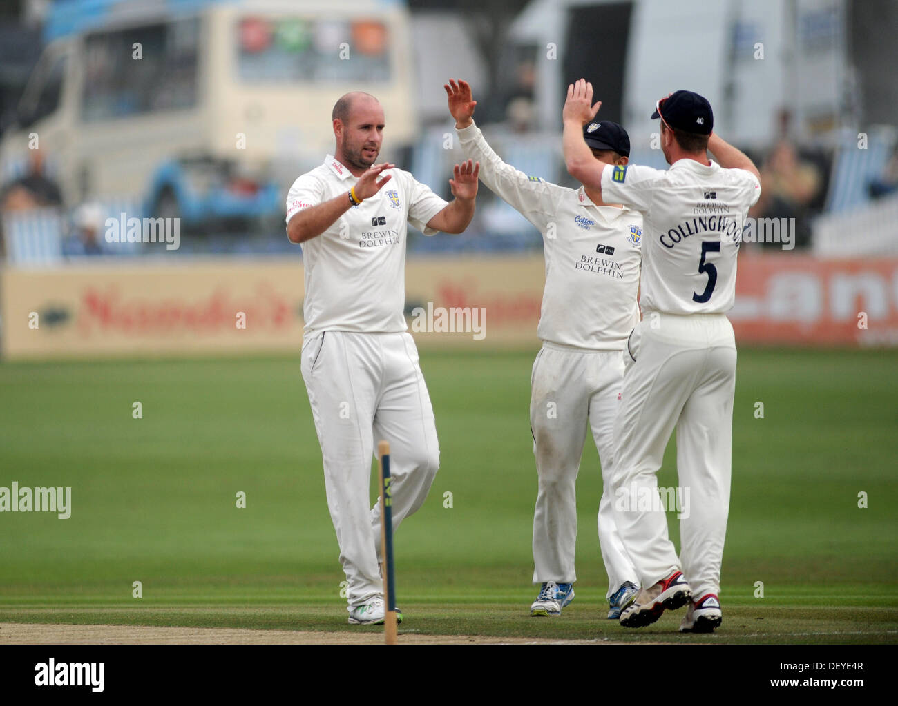 Durhams Chris Rushworth feiert dabei das Wicket Sussex Schlagmann Luke Wright Stockfoto