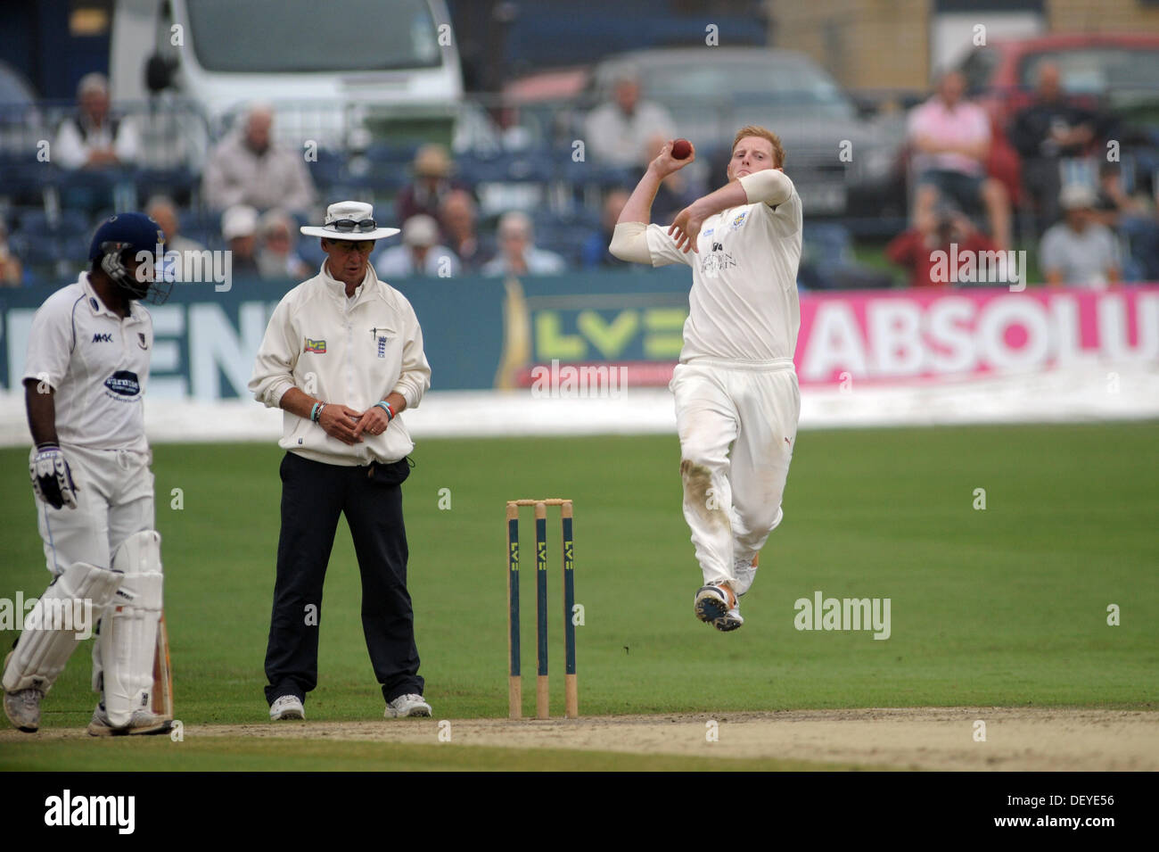 Hove Sussex UK 25. September 2013 - Ben Stokes Bowling für Durham gegen Sussex während der zweiten Tage spielen heute in ihrem LV Meisterschaft Cricket-Spiel in Hove Stockfoto