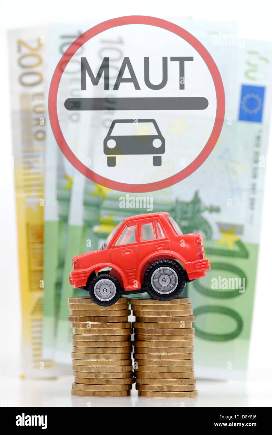 Miniatur-Auto auf einen Stapel von Münzen, Maut symbolisches Bild für Auto Stockfoto
