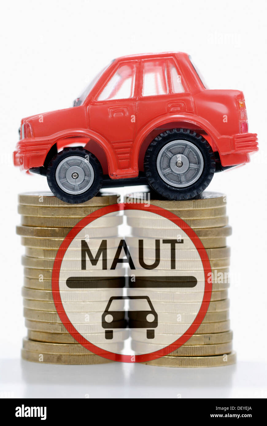 Miniatur-Auto auf einen Stapel von Münzen, Maut symbolisches Bild für Auto Stockfoto