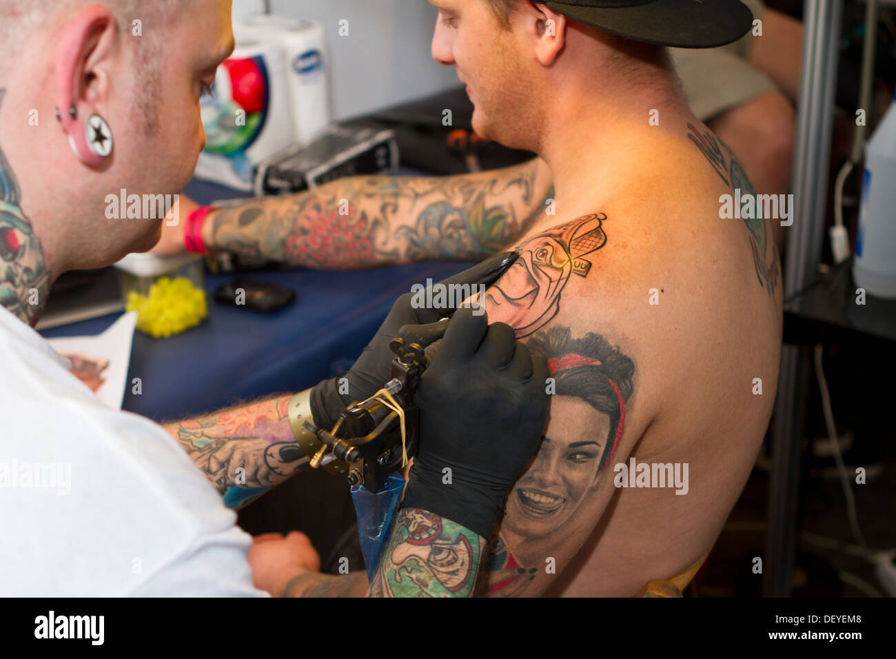 Ein Tätowierer erstellen neues Tattoo Tattoo Convention 2013 in Kattowitz, Polen. Stockfoto