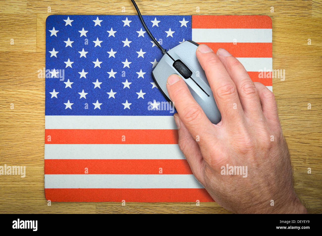 Hand mit der Maus auf USA-Mousepad, symbolische Foto Prisma Stockfoto