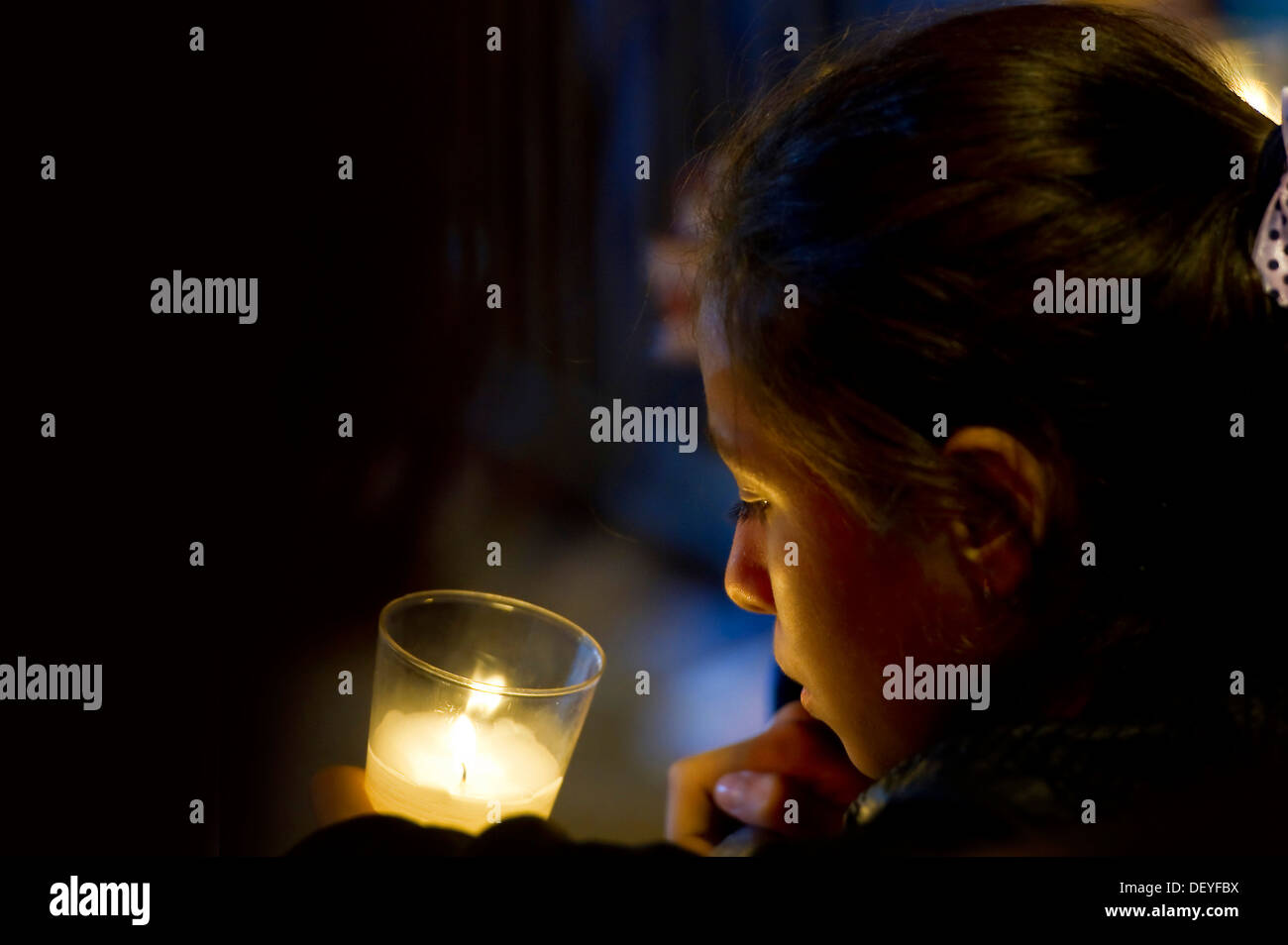Mädchen mit Kerze, im Gebet, Deutschland Stockfoto