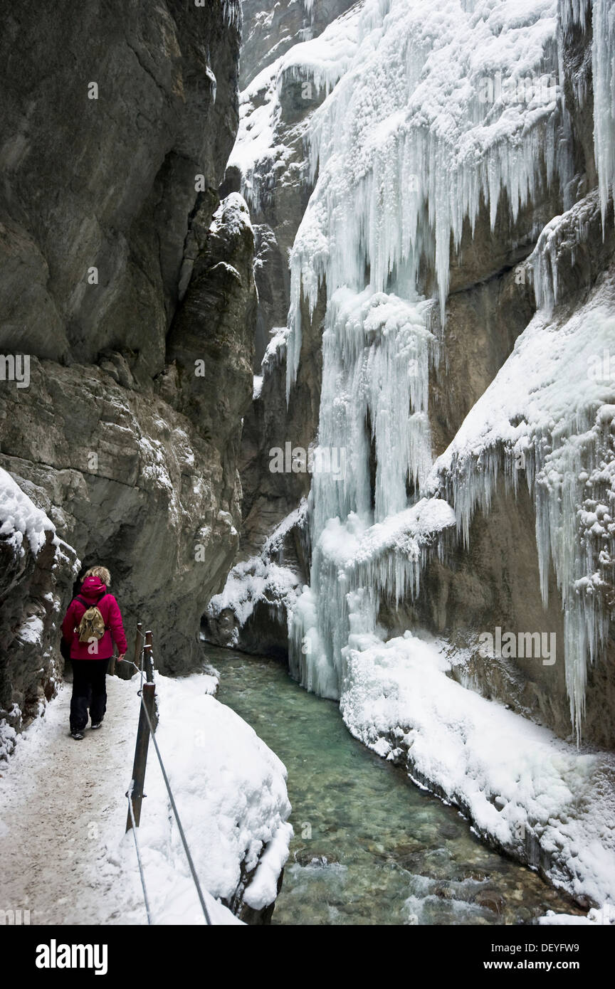 Verschneiten Schlucht mit Eiszapfen, Partnachklamm, Garmisch-Partenkirchen, Upper Bavaria, Bavaria, Germany Stockfoto