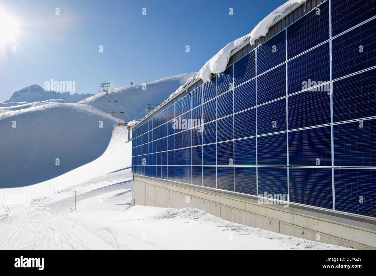 Solar-Panel überdachte Fassade auf den Lift-station, Zugspitze Mountain Ski Area, Zugspitze, Wettersteingebirge, Ostalpen Stockfoto