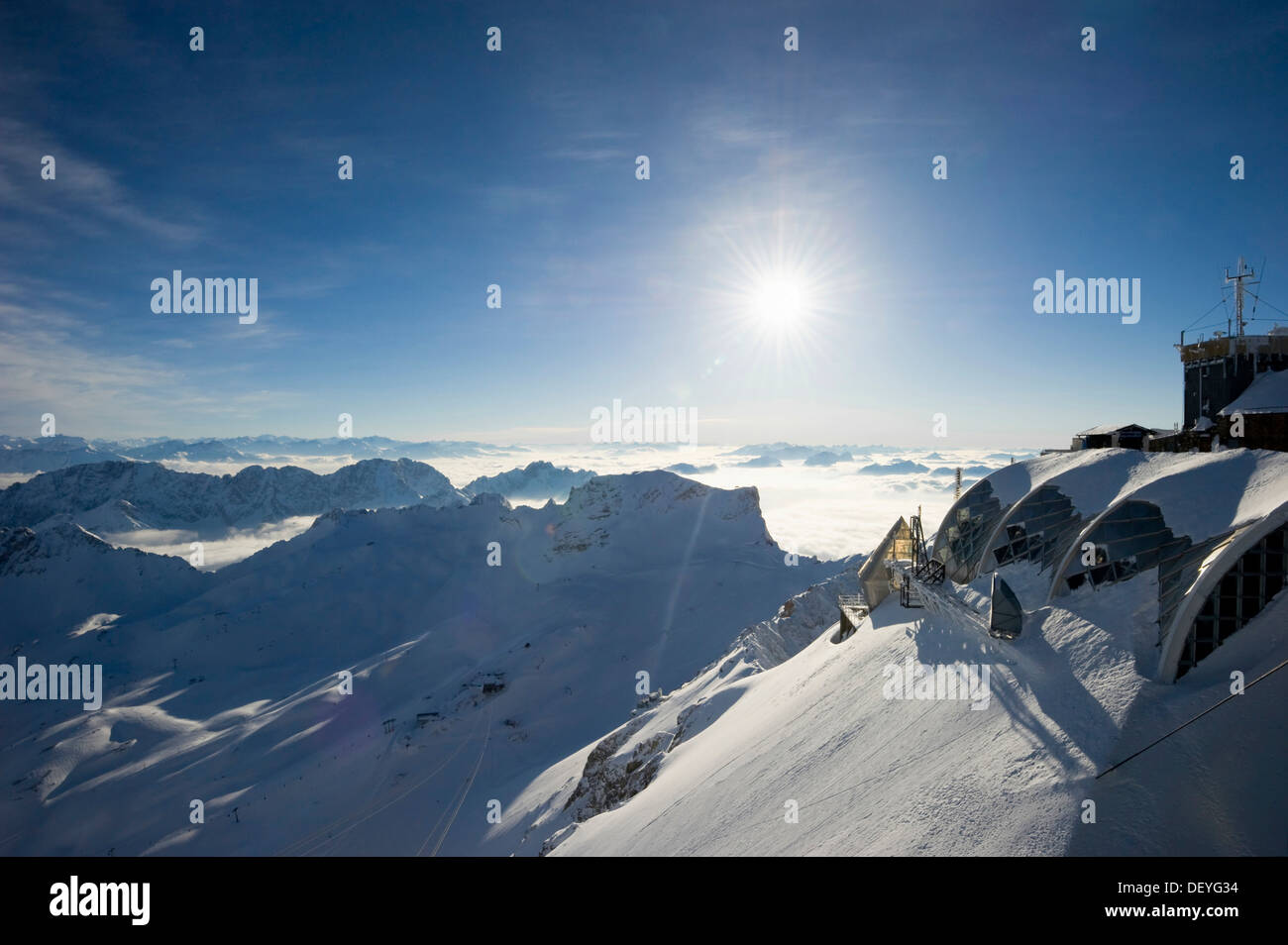 Blick vom Berg Zugspitze vorbei an der Zugspitze Wetterstation gegenüber dem Westen, Zugspitze, Wettersteingebirge Stockfoto