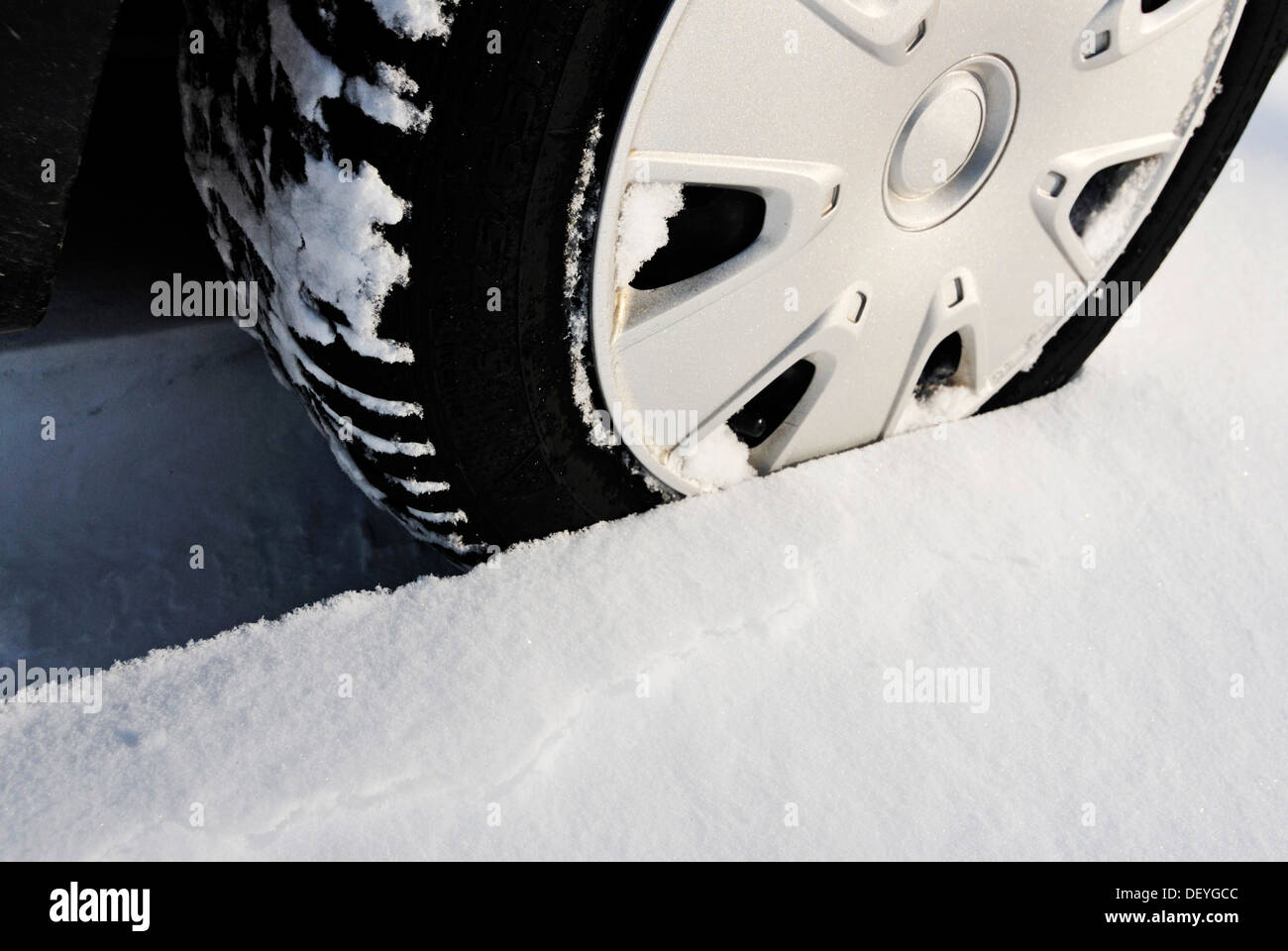 Reifen im Schnee Stockfoto