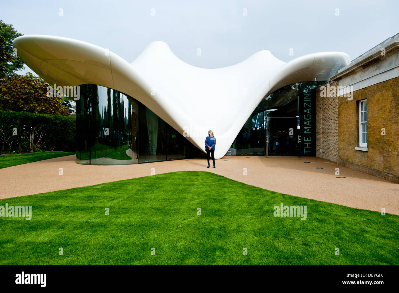 London, UK - 25. September 2013: Architektin Zaha Hadid für Fotos vor der neuen Serpentine Sackler Gallery in London posiert. Bildnachweis: Piero Cruciatti/Alamy Live-Nachrichten Stockfoto