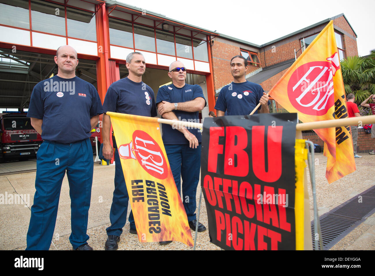 Feuerwehr Streik, England, UK 25.09.2013 Feuerwehrmänner außerhalb Wimbledon Feuerwache im Rahmen der Feuerwehr-Renten-Streit stehen. Großbritanniens Feuerwehrleute inszenieren ihre ersten nationalen Stillstand in 11 Jahren heute inmitten einer erneuten Streit über das Streikrecht der Beschäftigten im öffentlichen Dienst. Sie gehen für vier Stunden ab Mittag in einem Rechtsstreit über Renten, so dass Räte auf Notfallpläne zur Abdeckung zu verlassen. Bildnachweis: Jeff Gilbert/Alamy Live-Nachrichten Stockfoto