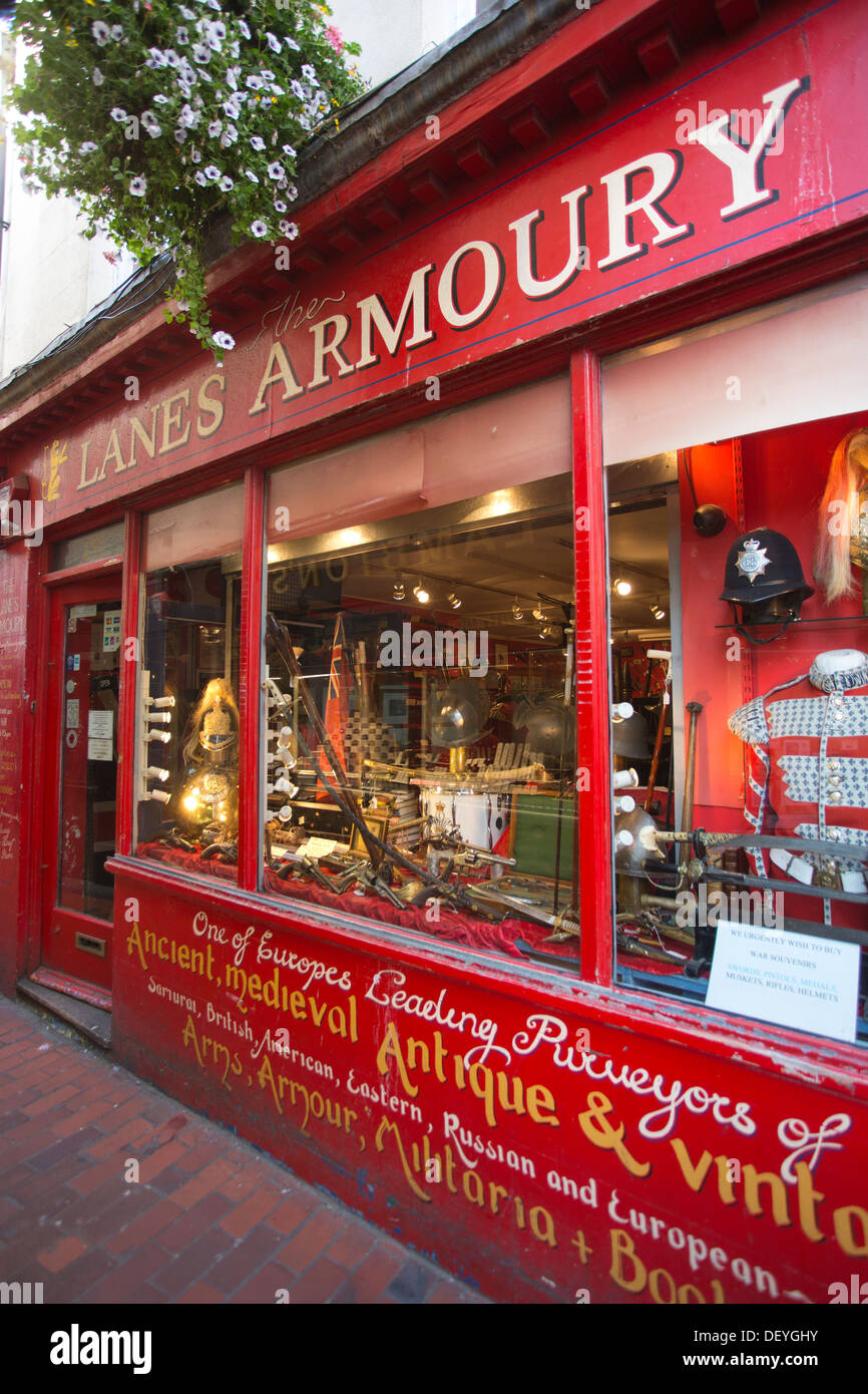 Die Fahrspuren Zeughaus, Antiquitätenhändler in Waffen, Rüstungen, Militaria, treffen House Lane, die Gassen, Brighton, East Sussex, England UK Stockfoto