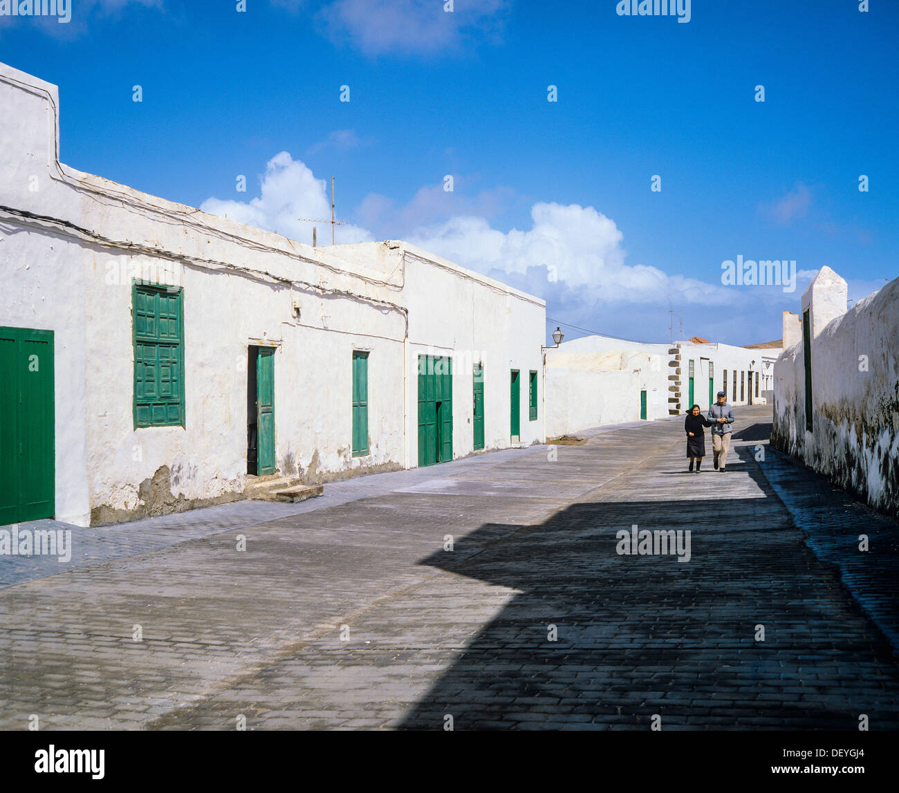 Straße mit weißen Häusern Teguise Lanzarote-Kanarische Inseln-Spanien Stockfoto