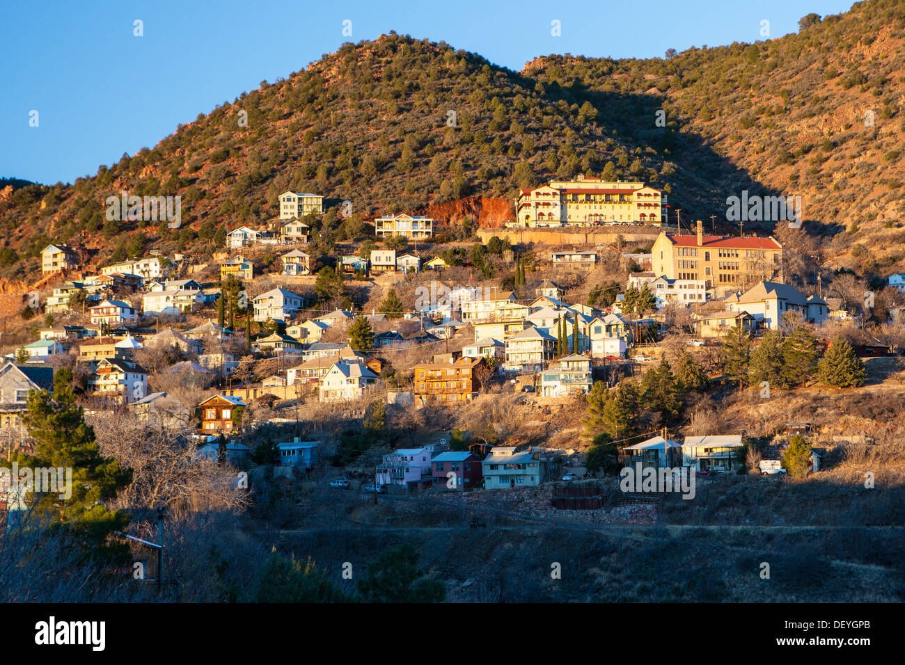 Jerome Stadt, gelegen auf einem Hügel in der winterlichen Morgensonne in Arizona, USA Stockfoto