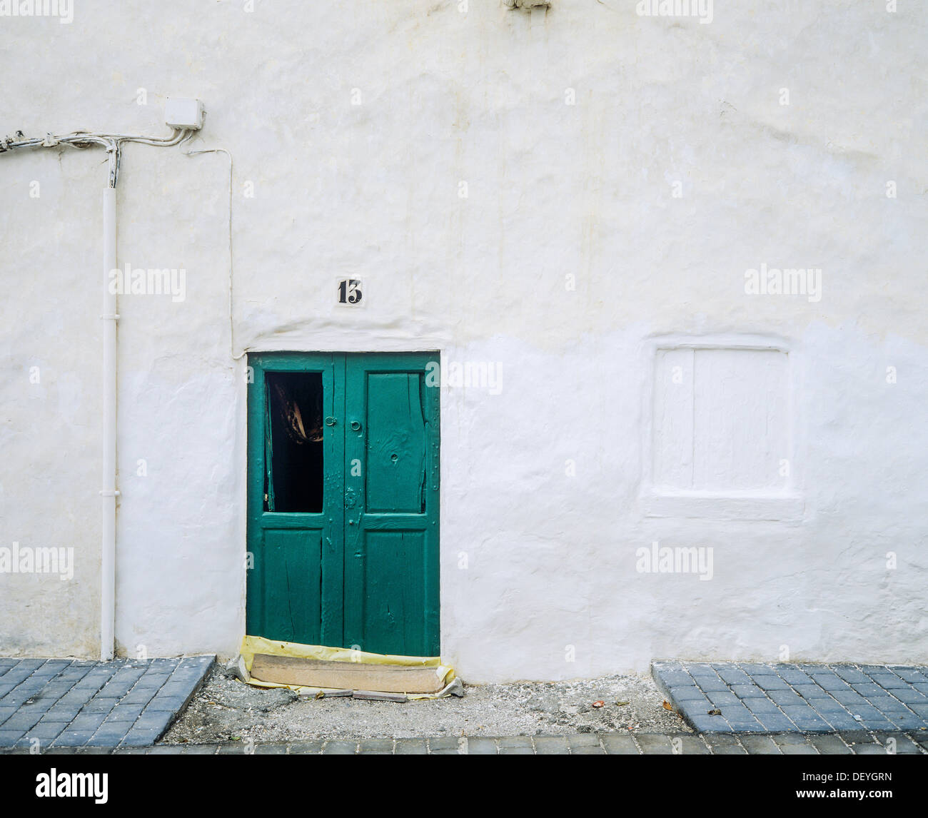 Weißes Haus mit der Hausnummer 13 grüne Tür Teguise Lanzarote Kanarische Inseln Spanien Europa Stockfoto