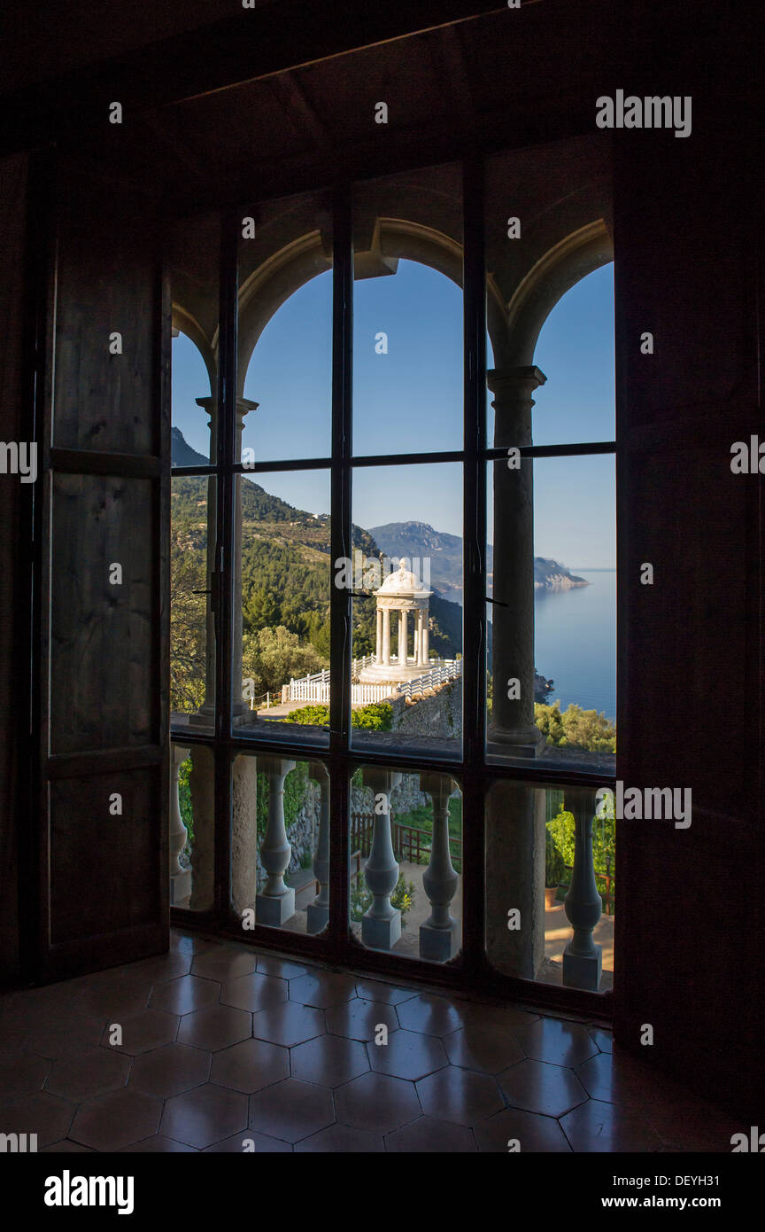 Blick durch gewölbte Fenster auf den Park und die Küste, Son Marroig, Deia, Mallorca, Balearen, Spanien Stockfoto