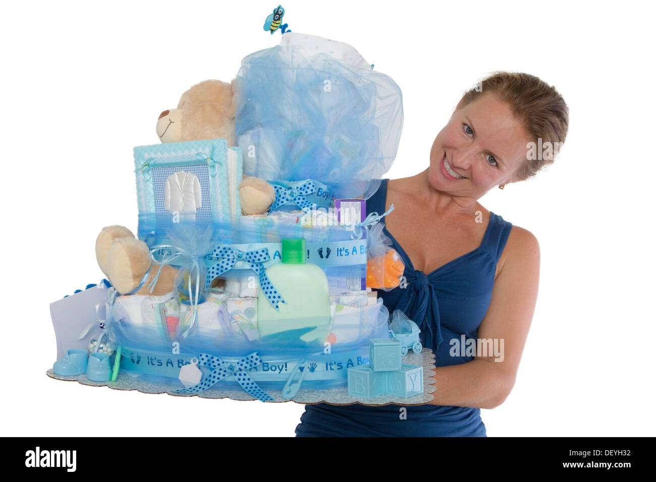 Hübsche Dame präsentiert eine Babywindel Kuchen mit verschiedenen Produkten für die werdende Familie und ihre junge, isoliert auf einem weißen Backg Stockfoto