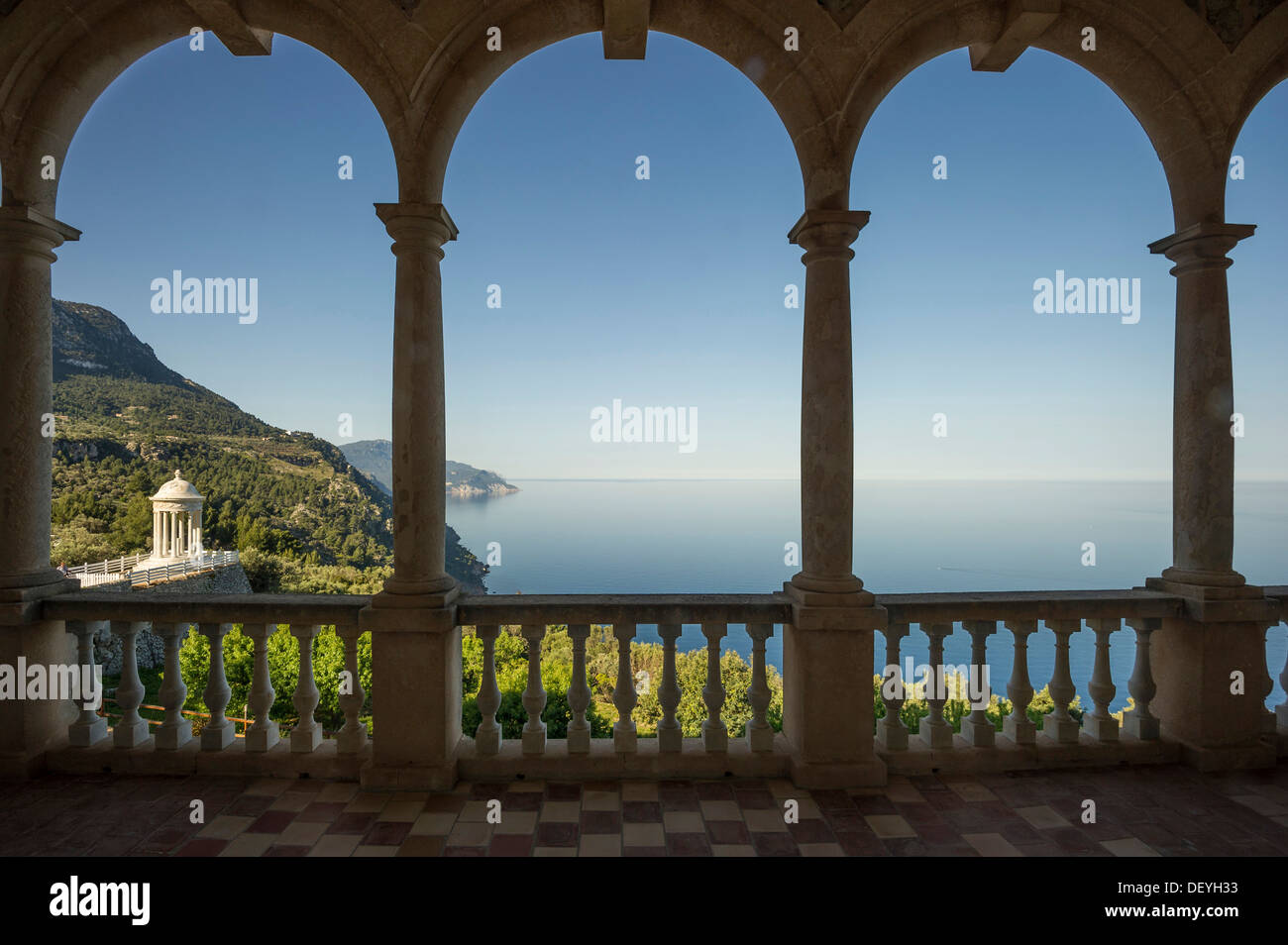 Blick durch gewölbte Fenster auf den Park und die Küste, Son Marroig, Deia, Mallorca, Balearen, Spanien Stockfoto