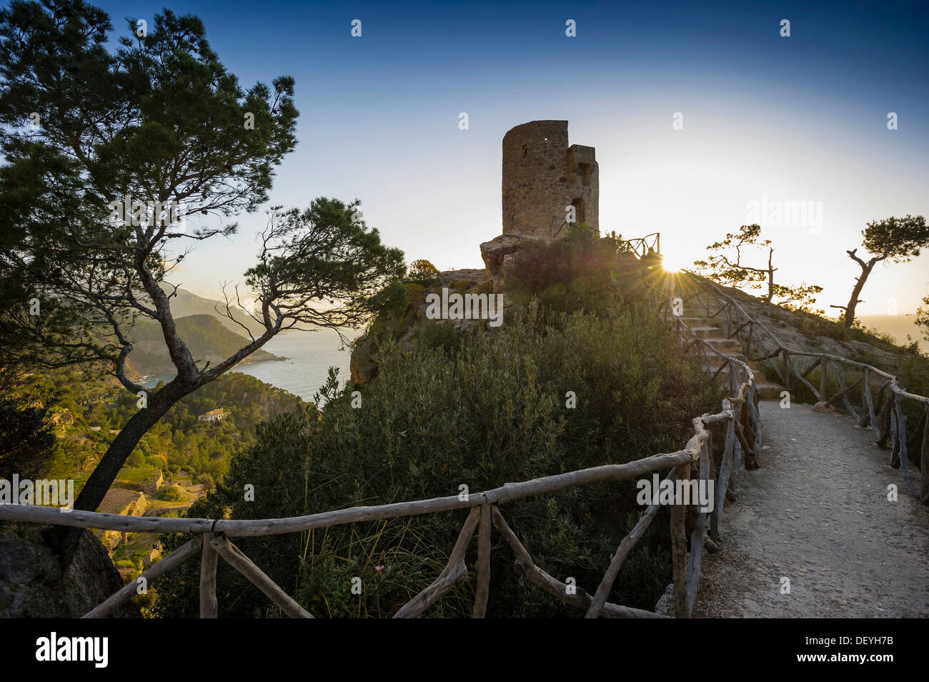 Alten Wachturm an der Küste bei Sonnenuntergang, Torre Talaia de Ses Animes, Banyalbufar, Mallorca, Balearen, Spanien Stockfoto