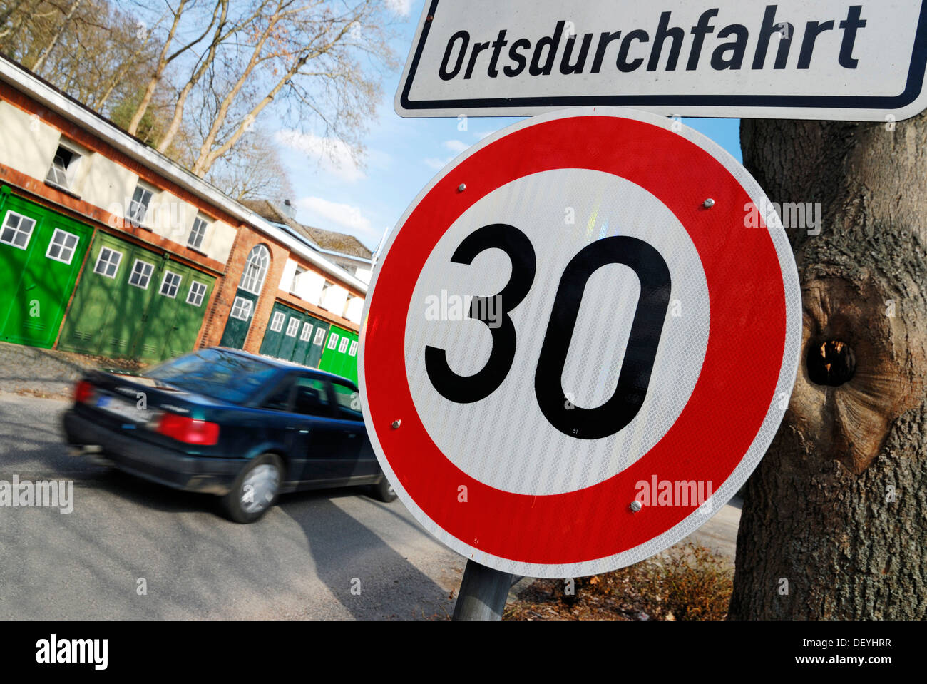 Durch-Hauptstraße mit einer Höchstgeschwindigkeit von 30 Kmh, Zeichen Stockfoto