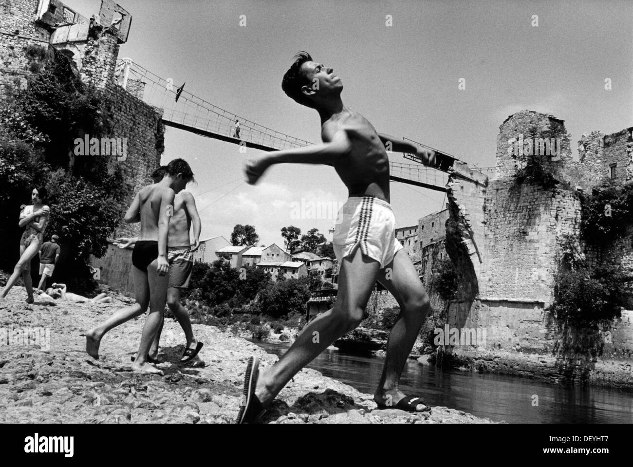 Die temporäre Hängebrücke errichtet, um die Stari Mostar Brücke über den Fluss Neretva ersetzen im Bosnien-Krieg zerstört. Stockfoto