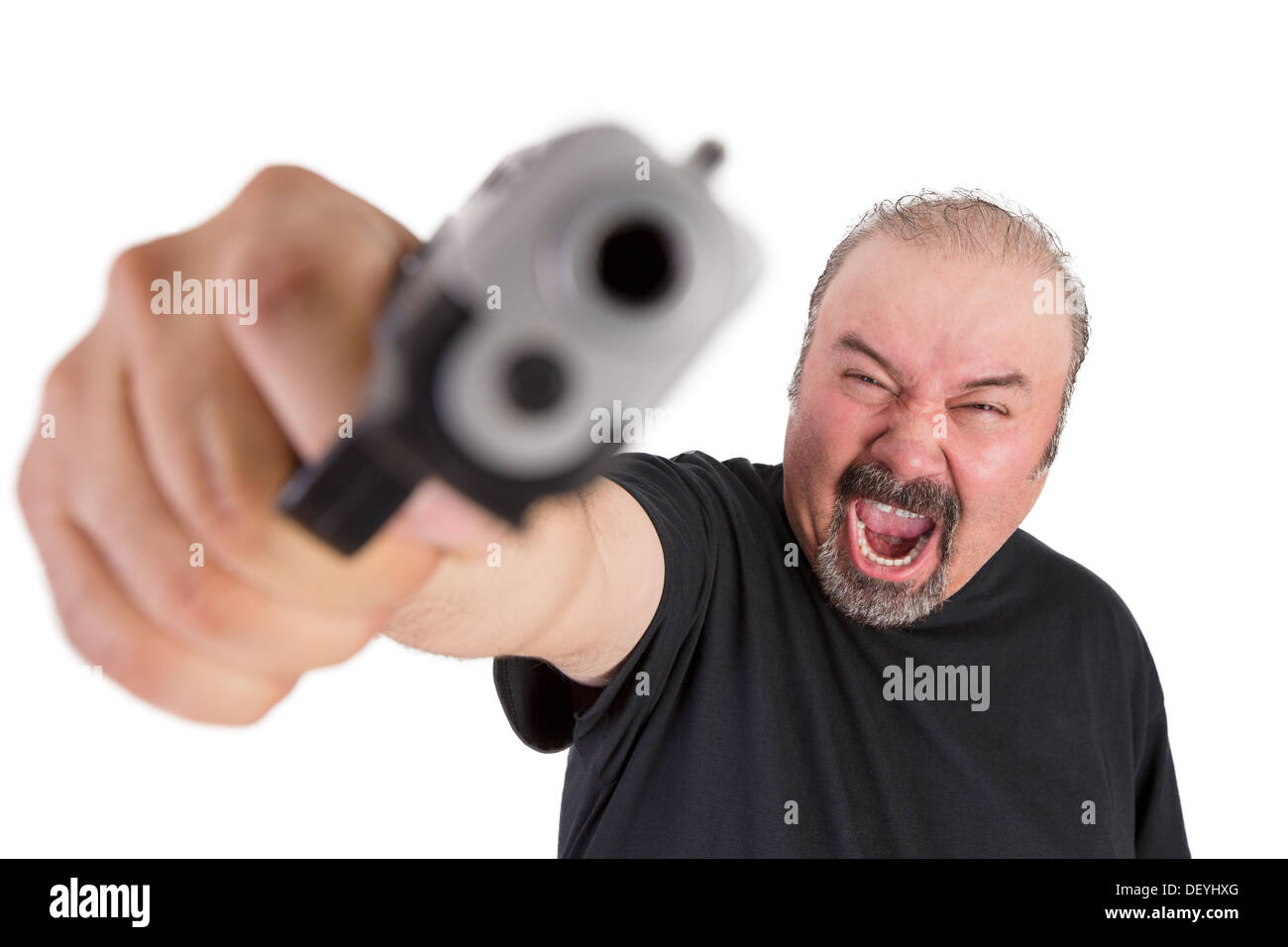 Mittleren Alter Mann schreit laut Wile mit seiner Pistole auf seine linke Hand auf Sie gerichtet Stockfoto