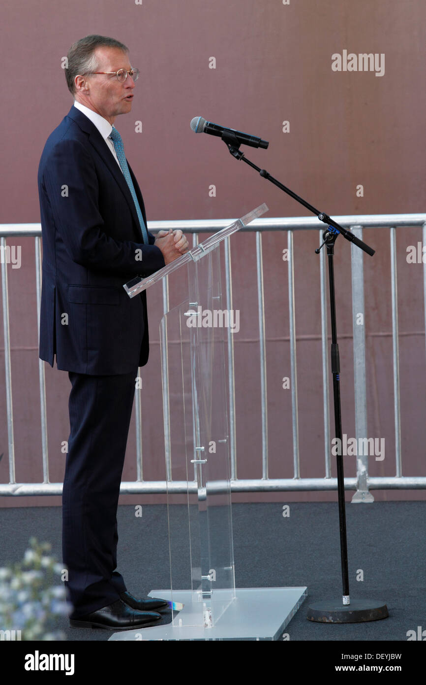 Kopenhagen, 25. September 2013. Kronprinzessin Mary von Dänemark benannt heute offiziell das Triple-E-Containerschiff majestätischen Maersk am Langelinie im Hafen von Kopenhagen. Die Zeremonie markiert auch die Öffnung der Ausstellungsfläche und Besuche an Bord des Schiffes an die Öffentlichkeit. Konzernchef in Maersk, Nils Smedegaard Andersen Kronprinzessin Mary begrüßt und erzählt etwas über die Geschichte hinter den Versand Entwicklung hin zur heutigen Triple-E-Containerschiffe. Bildnachweis: Niels Quist/Alamy Live-Nachrichten Stockfoto