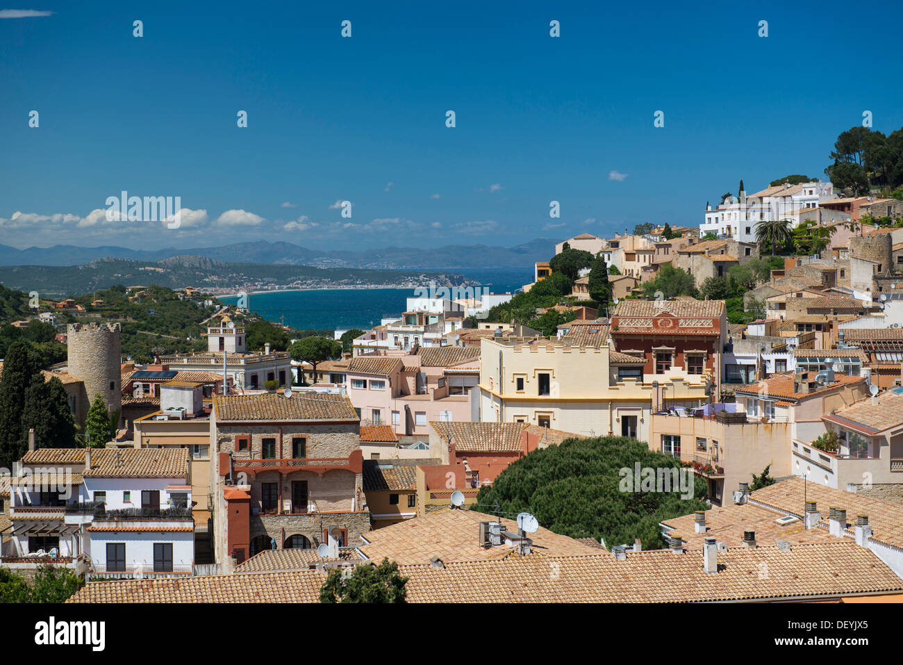 Blick auf eine kleine Stadt mit dem Meer, Begur, Costa Brava, Katalonien, Spanien Stockfoto