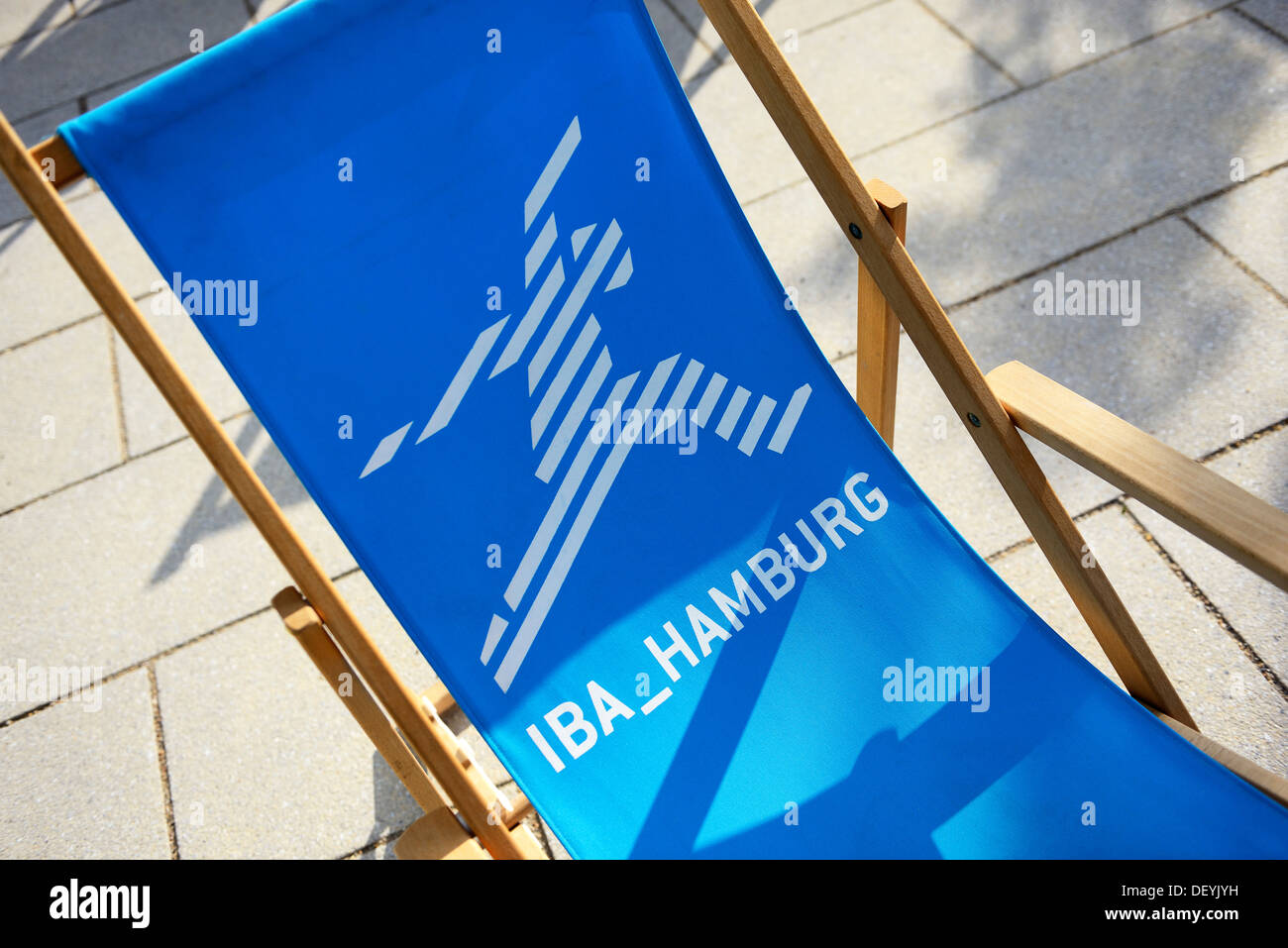 Liegestuhl mit der IBA Hamburg-Logo mit der Internationalen Gartenschau in Hamburg, Deutschland, Europa, Liegestuhl Mit IBA Hambu Stockfoto