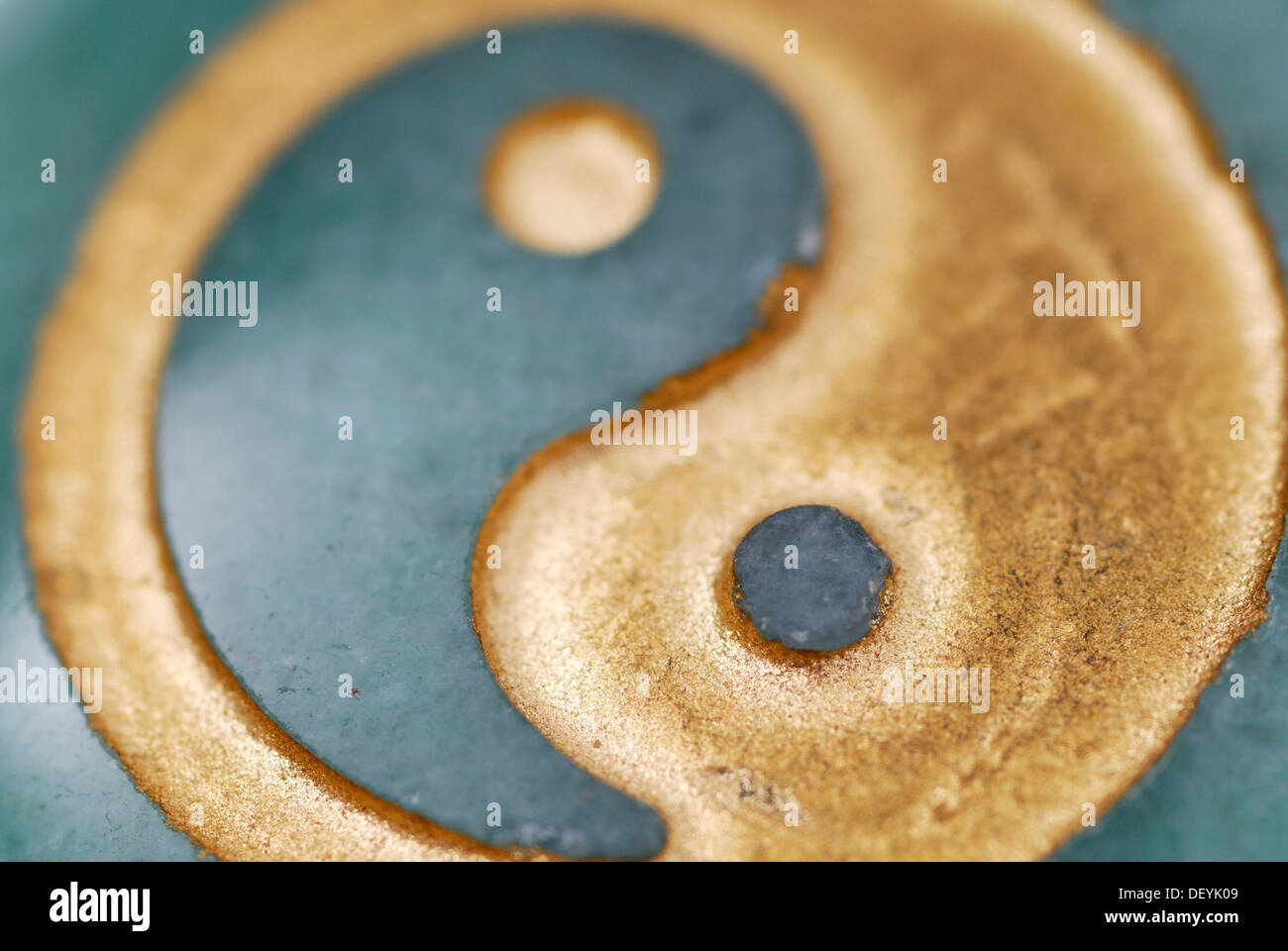 Yin und Yang Zeichen Stockfotos und -bilder Kaufen - Alamy