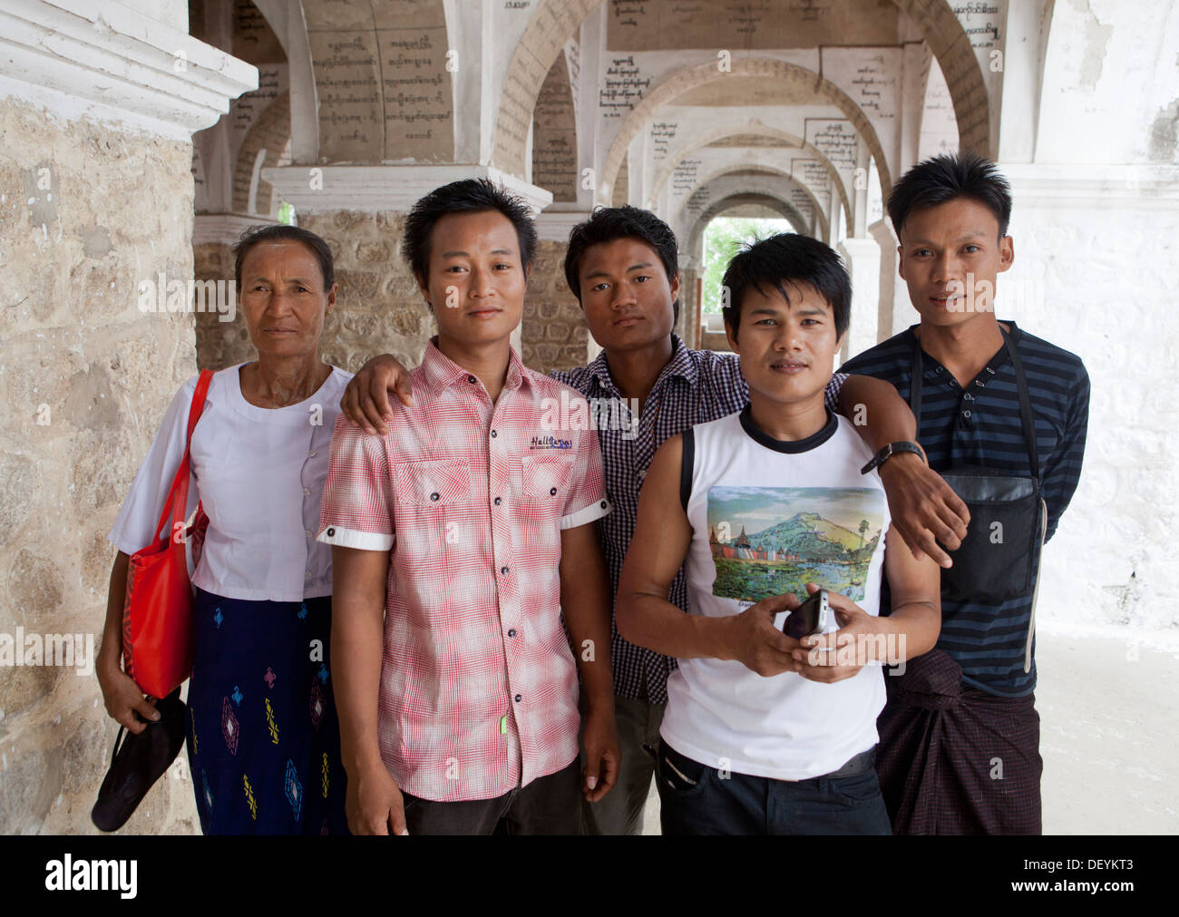 Menschen in Birma stehen auf Mandalay Hill. Stockfoto