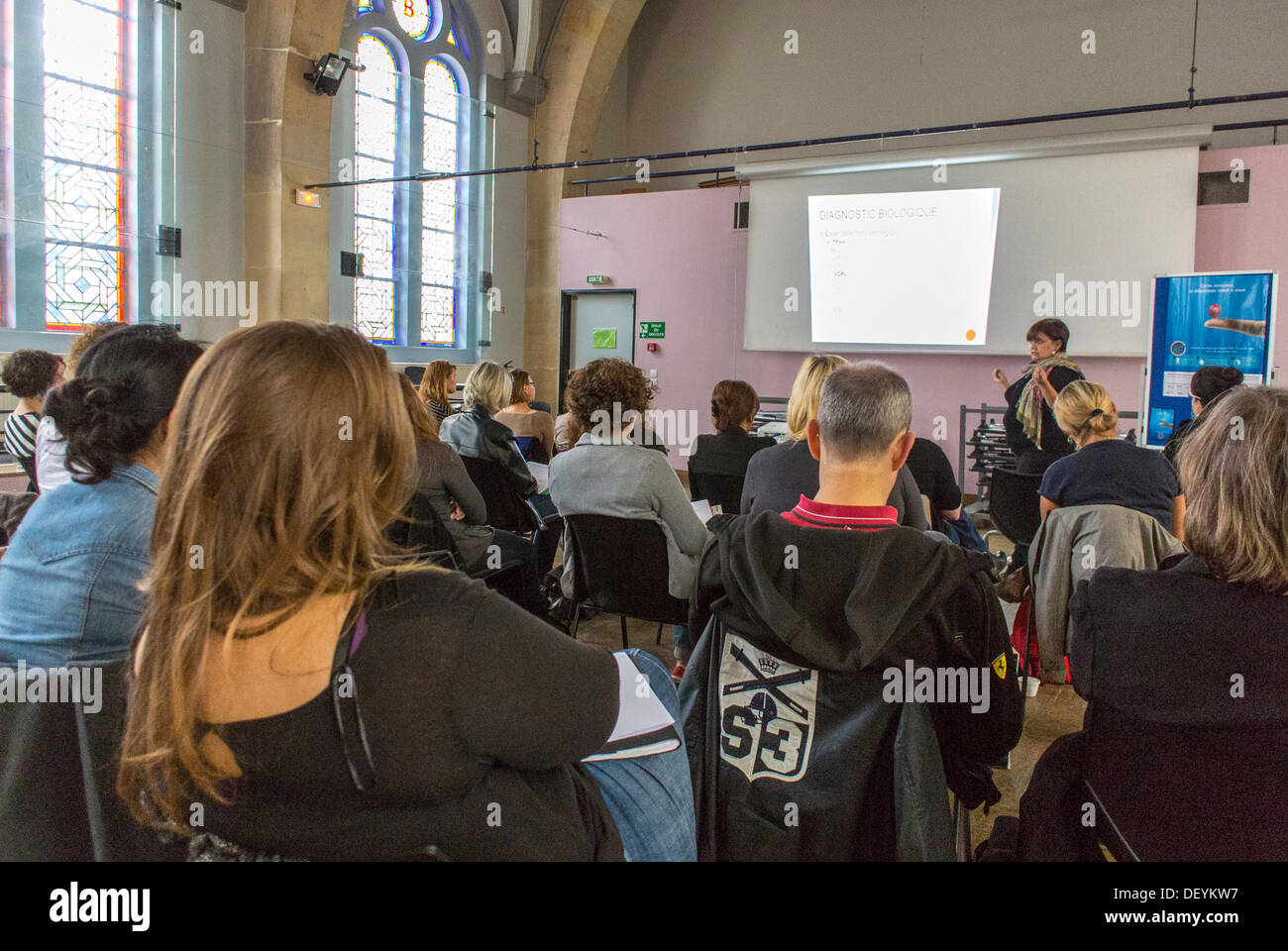 Paris, Frankreich, Crowd, Publikum, HIV Rapid Test Week, 'Flash Test', Diagnose von HIV/AIDS, von der französischen AIDS-Organisation COREVIH. Konferenzraum mit öffentlichem Sprecher Stockfoto