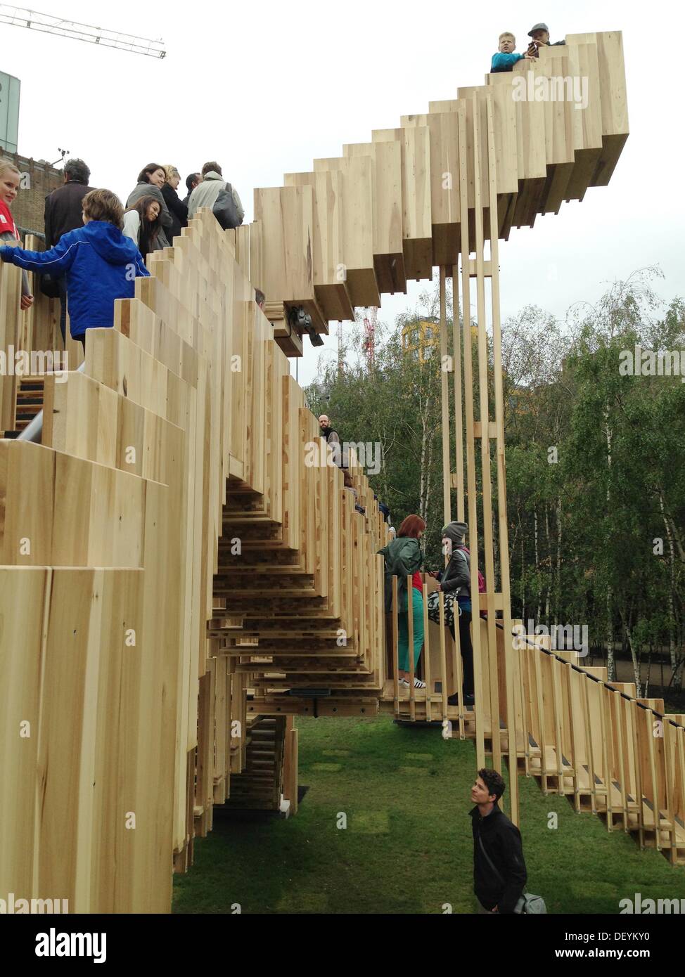 London, UK. 15. September 2013. Endlose Treppe. Escher-artige endlose Treppe auf dem Tate Modern Rasen sind Teil des London Design Festival 2013. 187 Treppen - 436m ineinandergreifenden Pfade bestehen von 11,4 Tonnen American Tulipwood, ein reichlich Material welcher Designer Alex de Rijke prognostiziert die dominierende Baustoff des 21. Jahrhunderts und nannte es Ì ¢ sein wird?? die neue ConcreteÌ ¢??, Tate Modern, London, UK © Veronika Lukasova/ZUMAPRESS.com/Alamy Live-Nachrichten Stockfoto