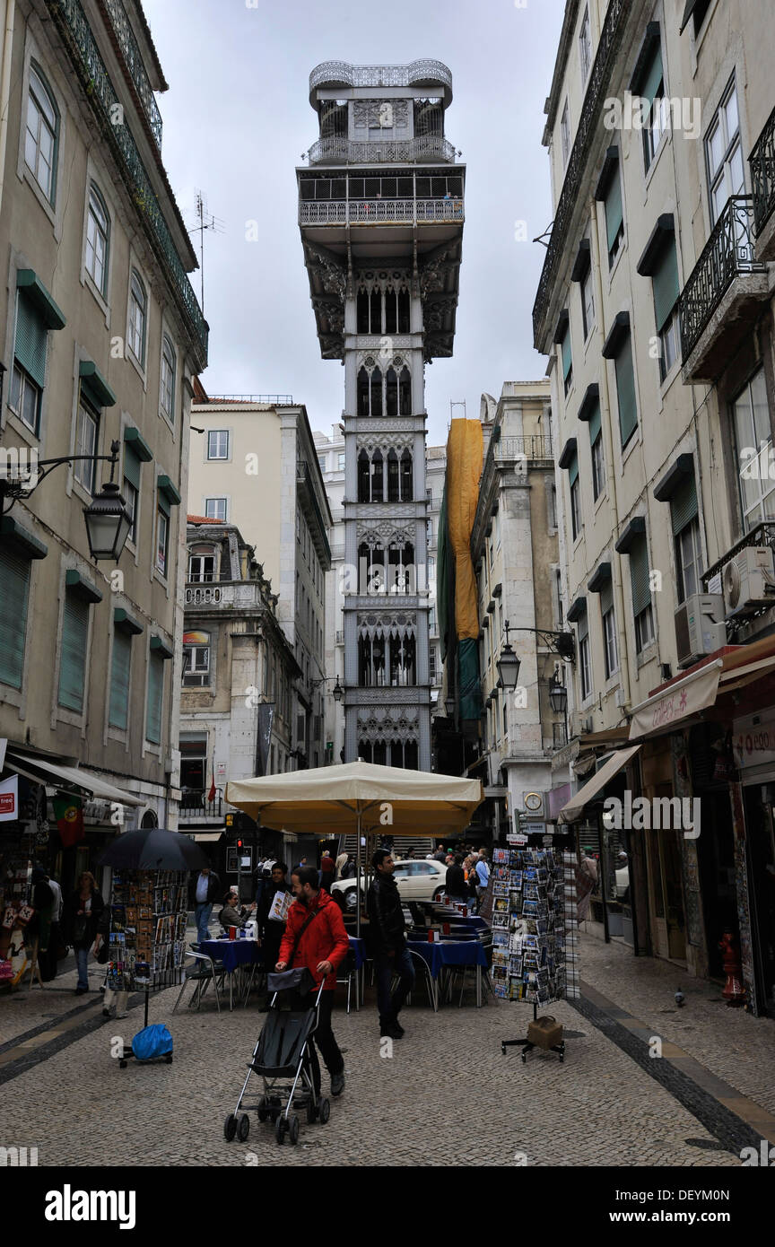 Der Aufzug Elevador de Santa Justa zwischen Bairro Alto und Chiado oder Baixa, Lissabon, Portugal, Europa Stockfoto